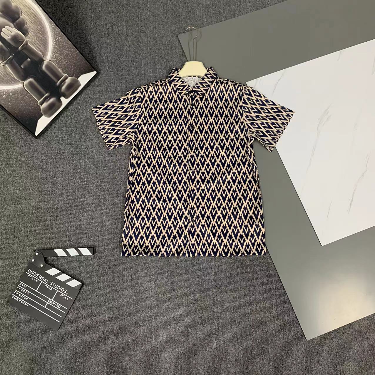  2025 夏季新款 Valentino  华伦天奴 印花翻领短袖衬衣套装，高端版本！定制面料 透气舒适