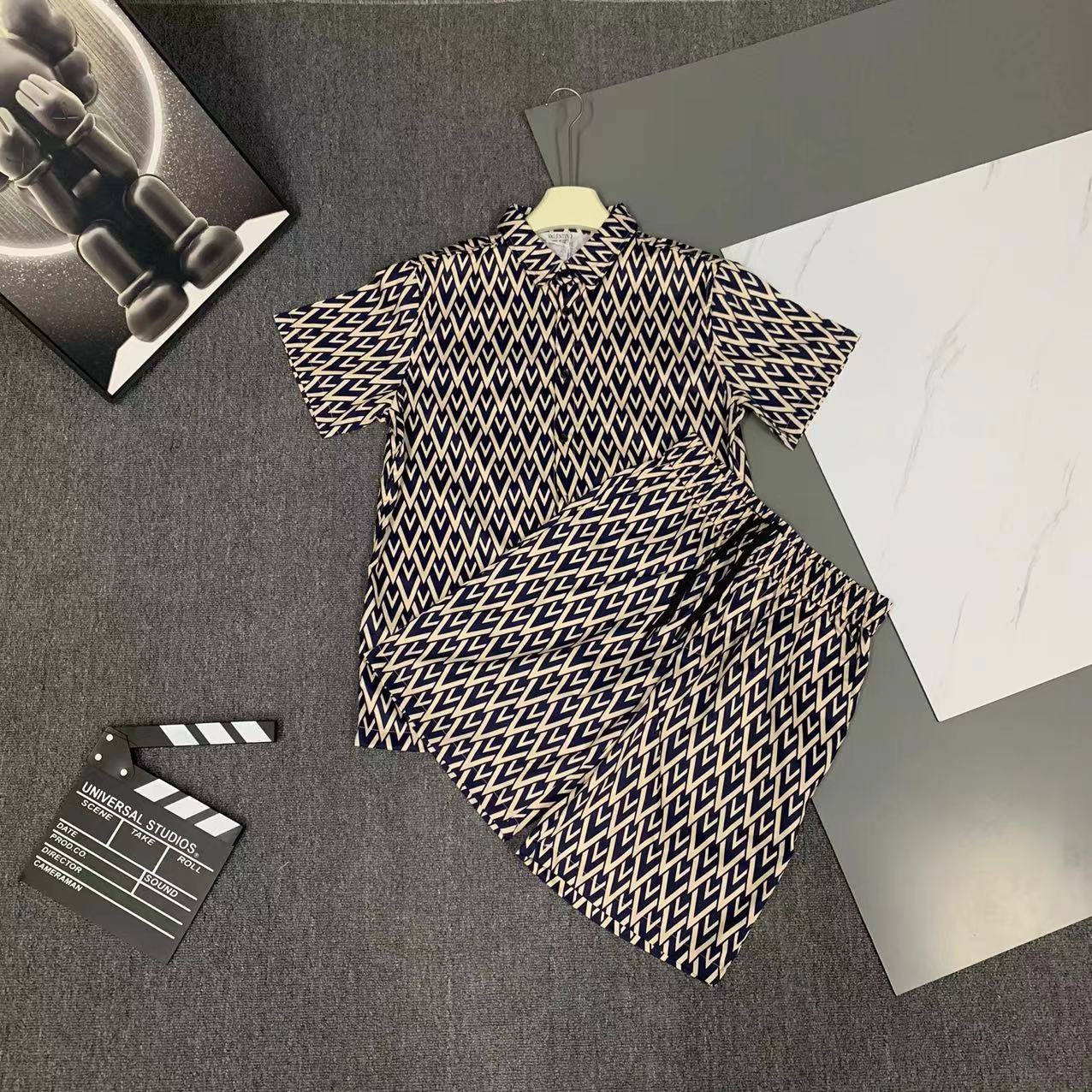  2025 夏季新款 Valentino  华伦天奴 印花翻领短袖衬衣套装，高端版本！定制面料 透气舒适