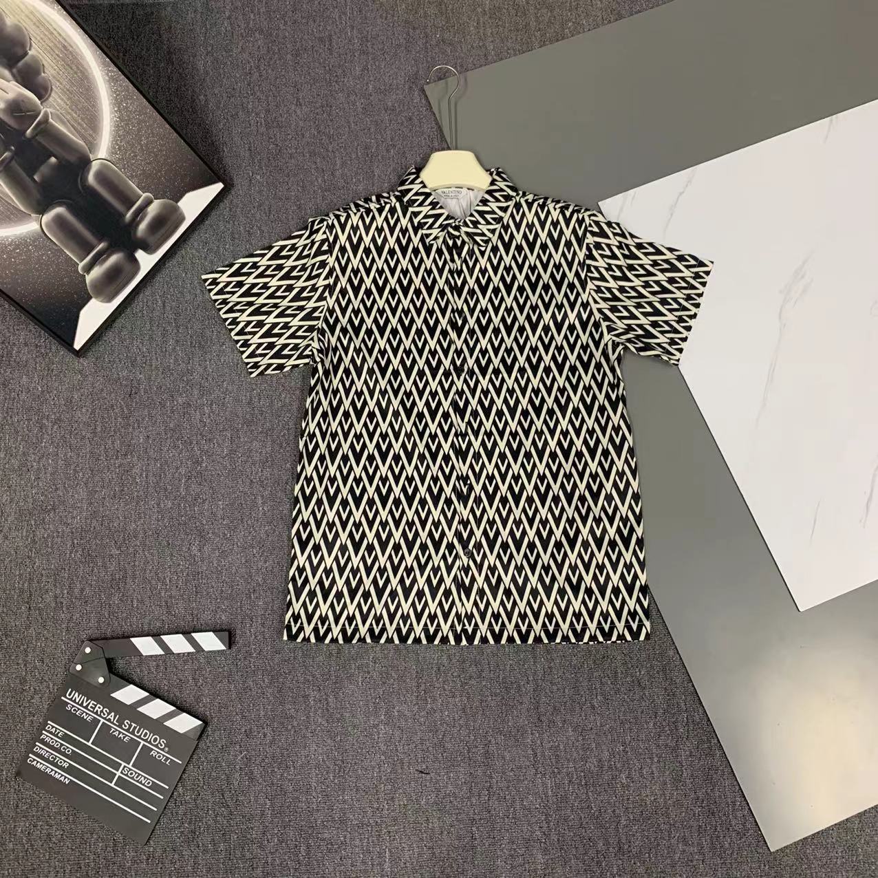  2025 夏季新款 Valentino  华伦天奴 印花翻领短袖衬衣套装，高端版本！定制面料 透气舒适