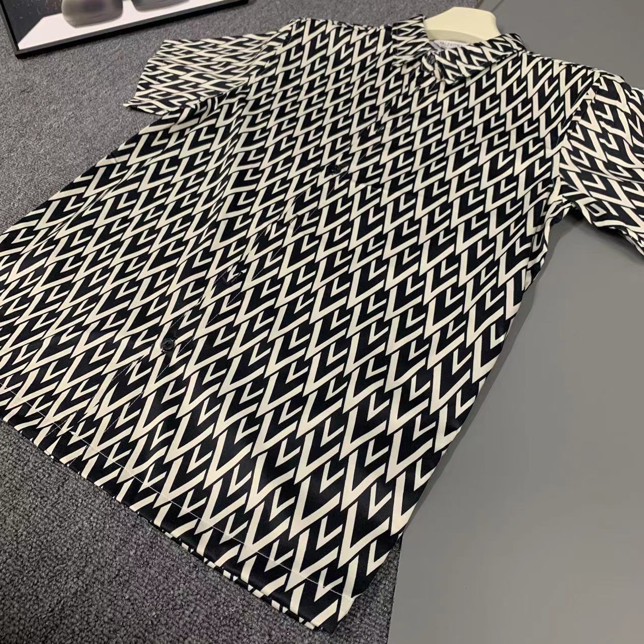  2025 夏季新款 Valentino  华伦天奴 印花翻领短袖衬衣套装，高端版本！定制面料 透气舒适