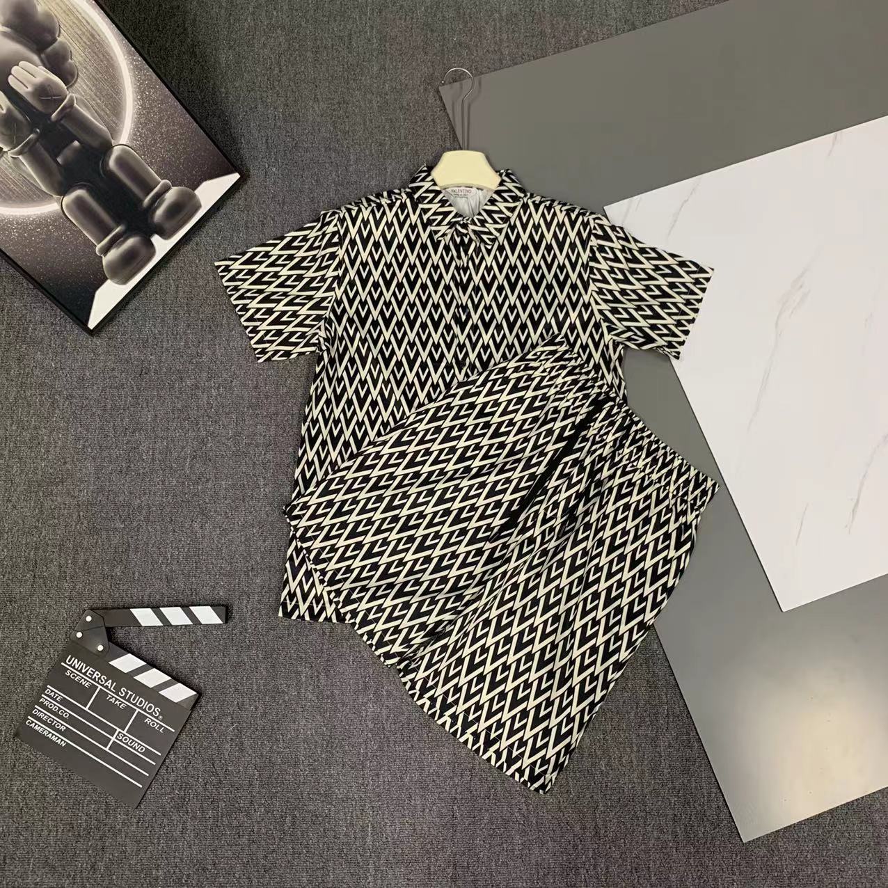  2025 夏季新款 Valentino  华伦天奴 印花翻领短袖衬衣套装，高端版本！定制面料 透气舒适
