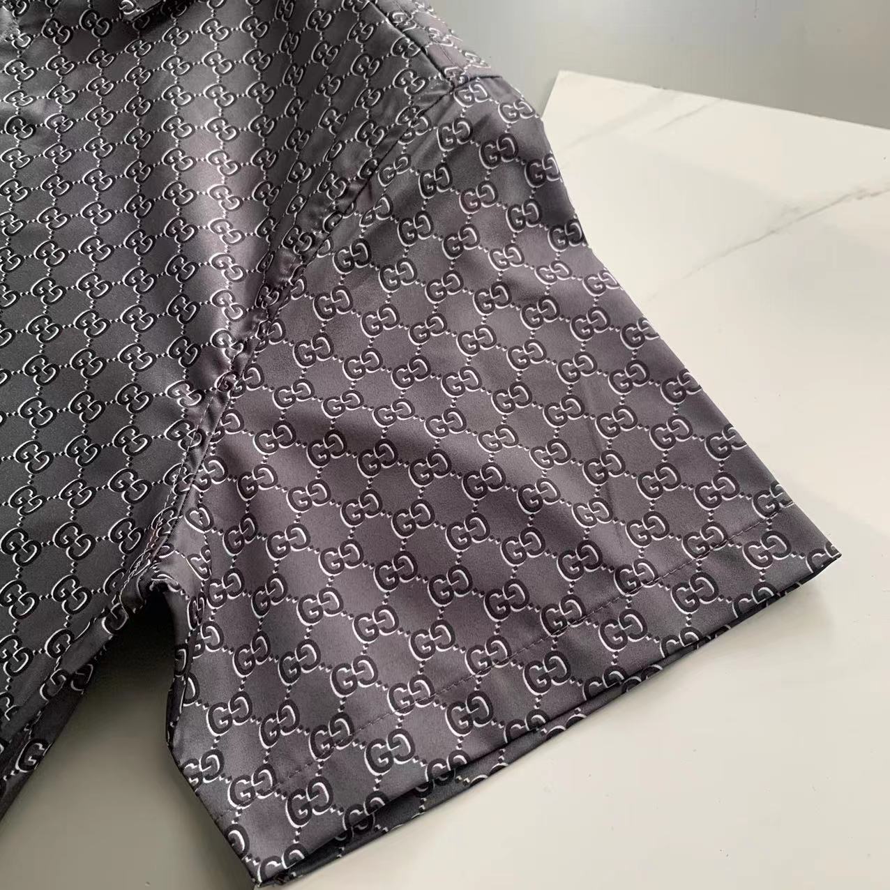  2025 夏季新款Gucci  古奇 印花翻领短袖衬衣套装，高端版本！定制面料 透气舒适度高 细节无可