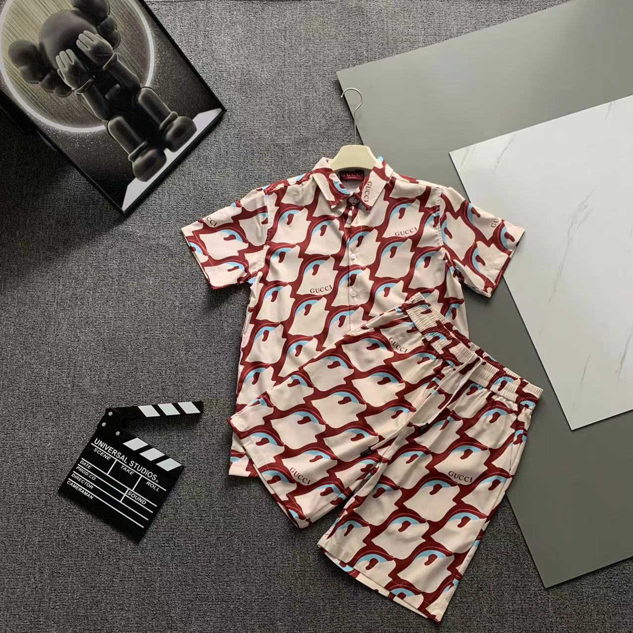  2025 夏季新款Gucci  古奇 印花翻领短袖衬衣套装，高端版本！定制面料 透气舒适度高 细节无可