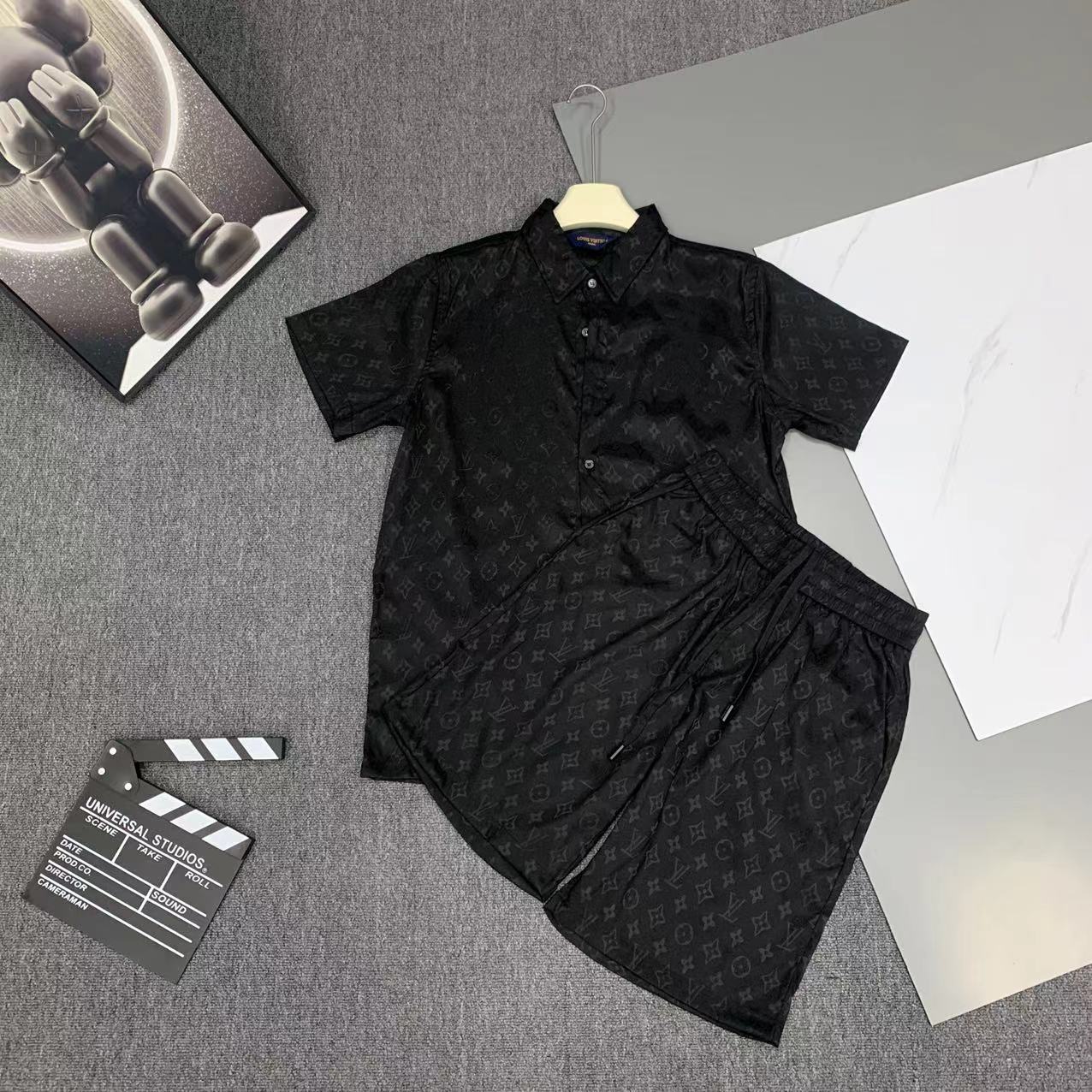  2025 夏季新款Louis 路易 印花翻领短袖衬衣套装，高端版本！定制面料 透气舒适度高 细节无可挑