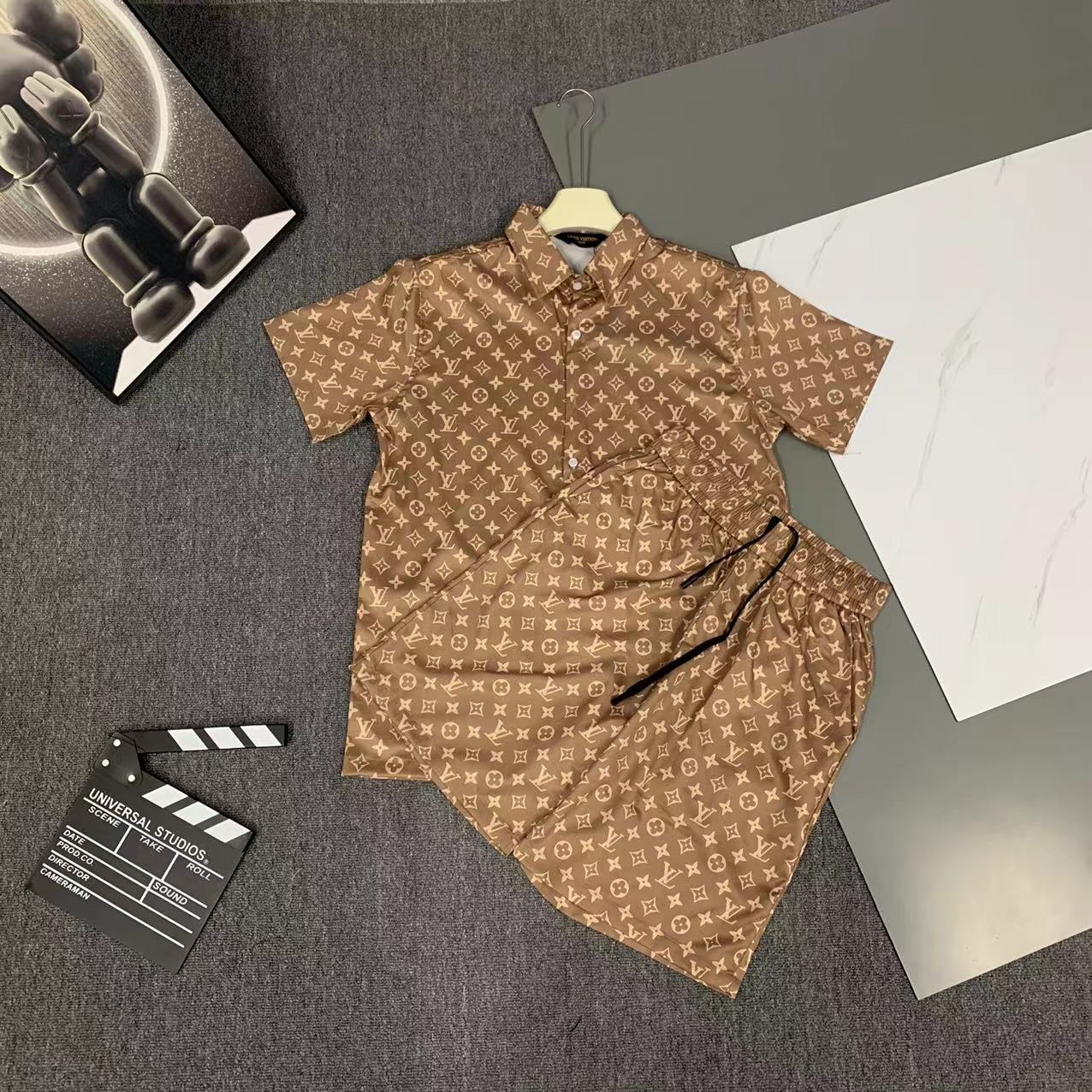  2025 夏季新款Louis 路易 印花翻领短袖衬衣套装，高端版本！定制面料 透气舒适度高 细节无可挑