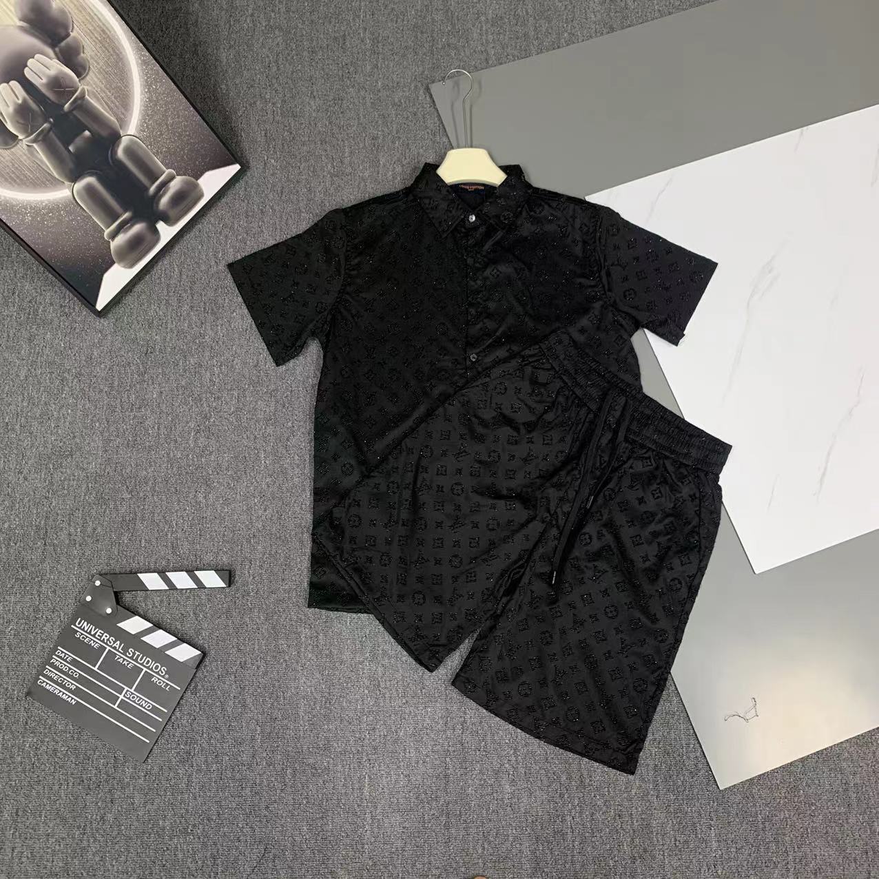  2025 夏季新款Louis 路易 印花翻领短袖衬衣套装，高端版本！定制面料 透气舒适度高 细节无可挑