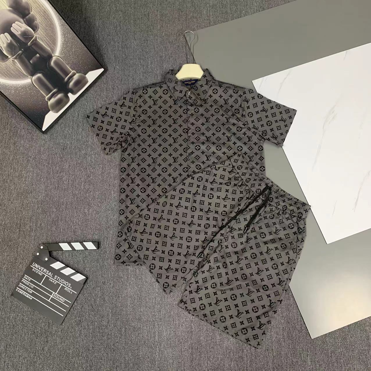  2025 夏季新款Louis 路易 印花翻领短袖衬衣套装，高端版本！定制面料 透气舒适度高 细节无可挑