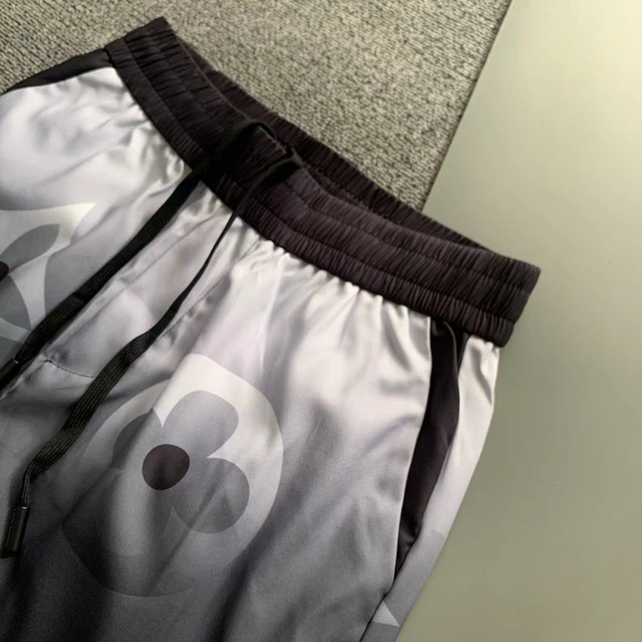  2025 夏季新款Louis 路易 印花翻领短袖衬衣套装，高端版本！定制面料 透气舒适度高 细节无可挑