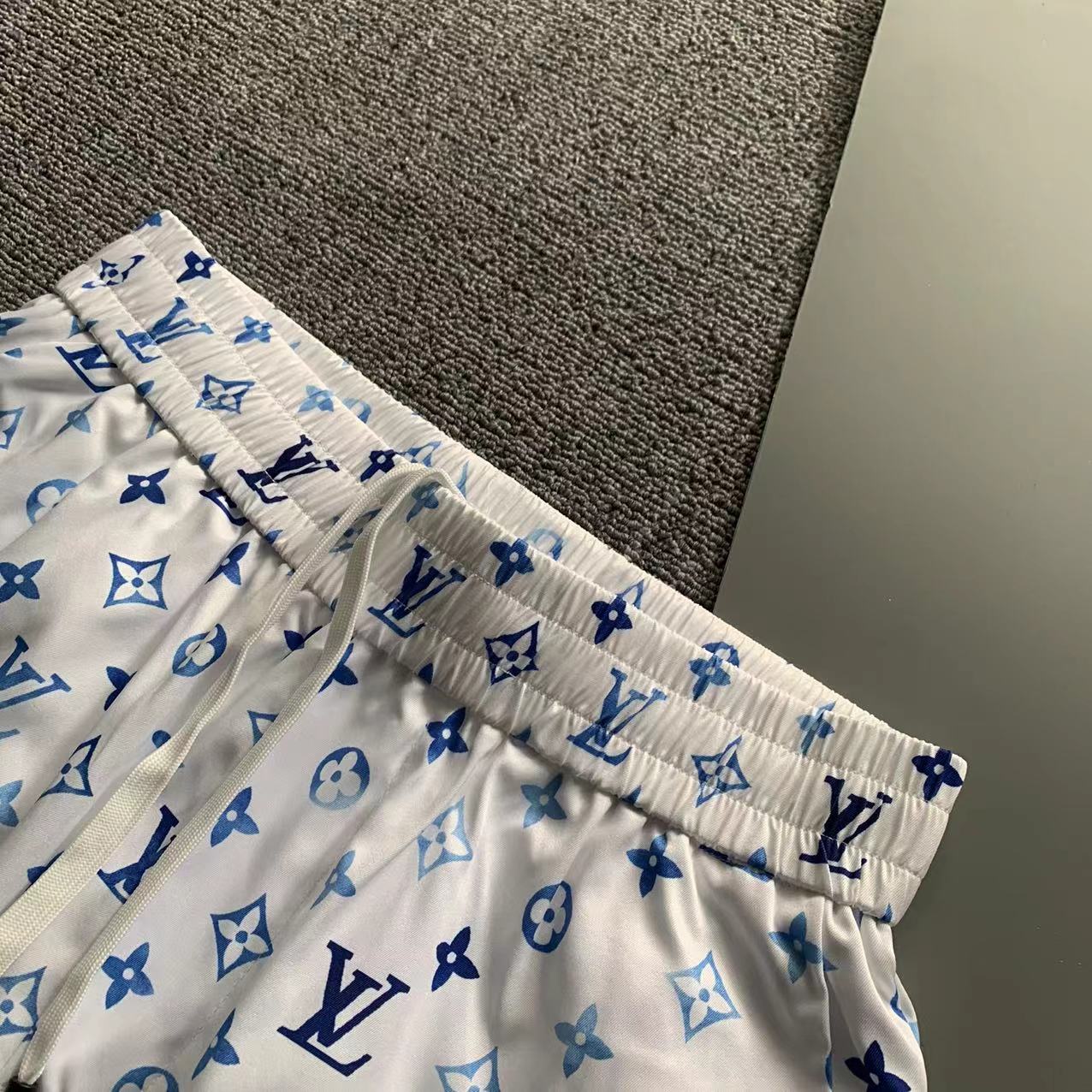  2025 夏季新款Louis 路易 印花翻领短袖衬衣套装，高端版本！定制面料 透气舒适度高 细节无可挑