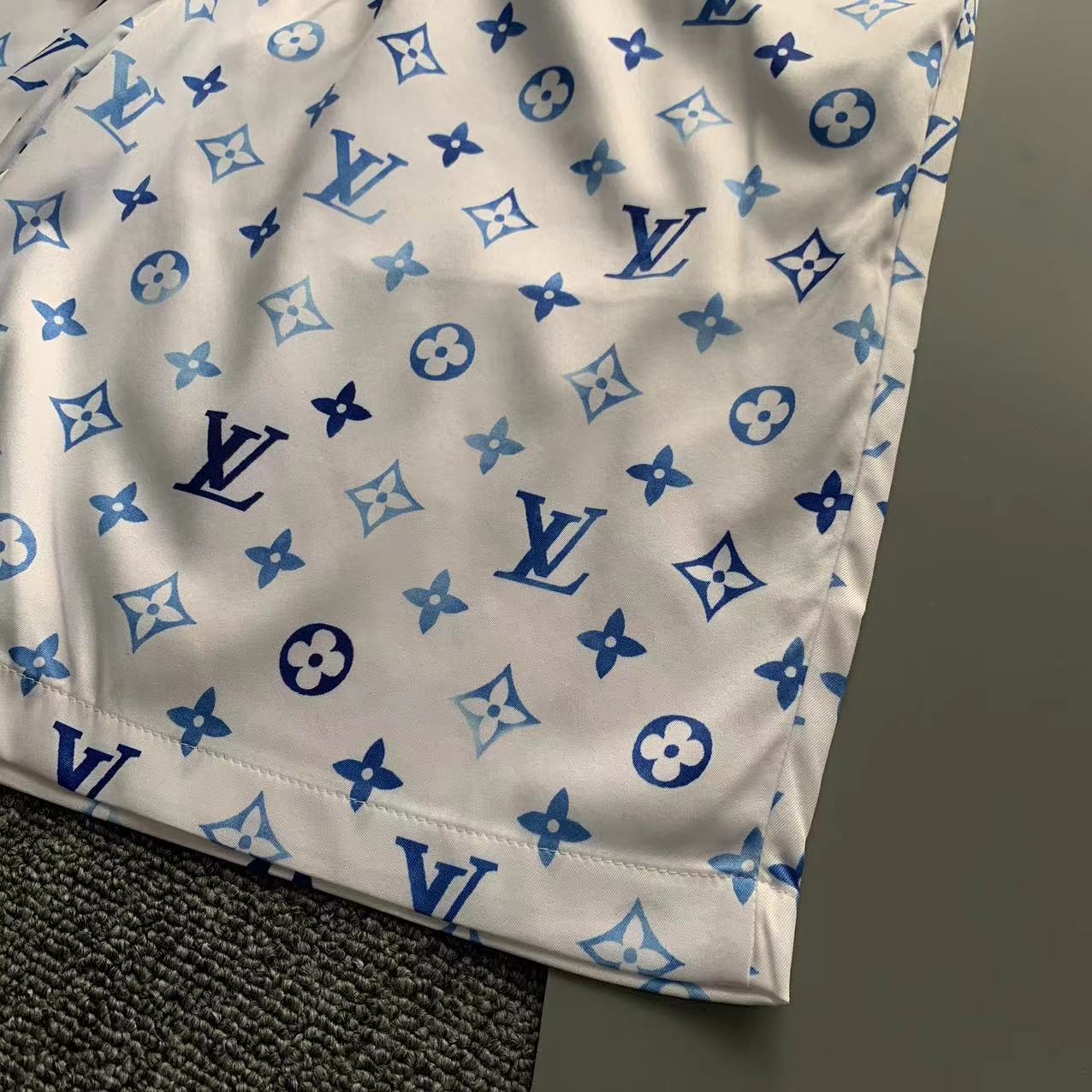  2025 夏季新款Louis 路易 印花翻领短袖衬衣套装，高端版本！定制面料 透气舒适度高 细节无可挑