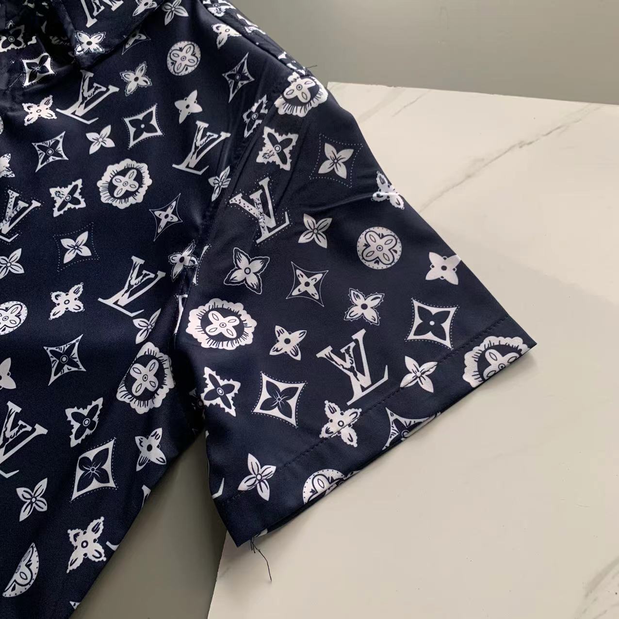  2025 夏季新款Louis 路易 印花翻领短袖衬衣套装，高端版本！定制面料 透气舒适度高 细节无可挑