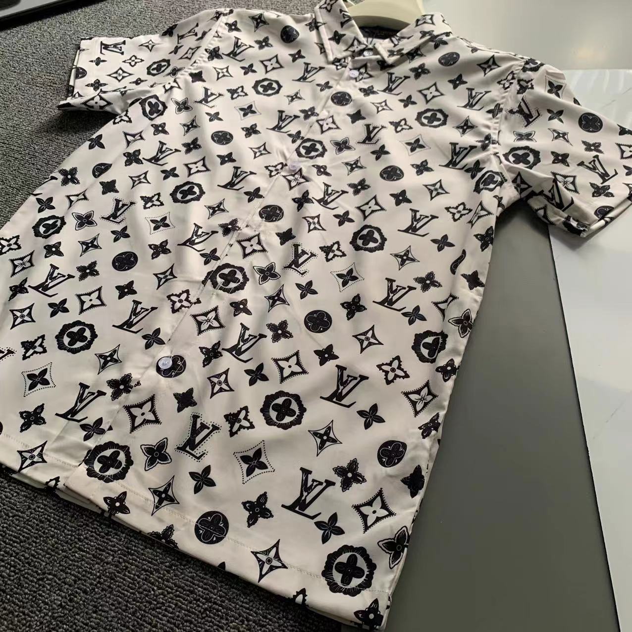  2025 夏季新款Louis 路易 印花翻领短袖衬衣套装，高端版本！定制面料 透气舒适度高 细节无可挑