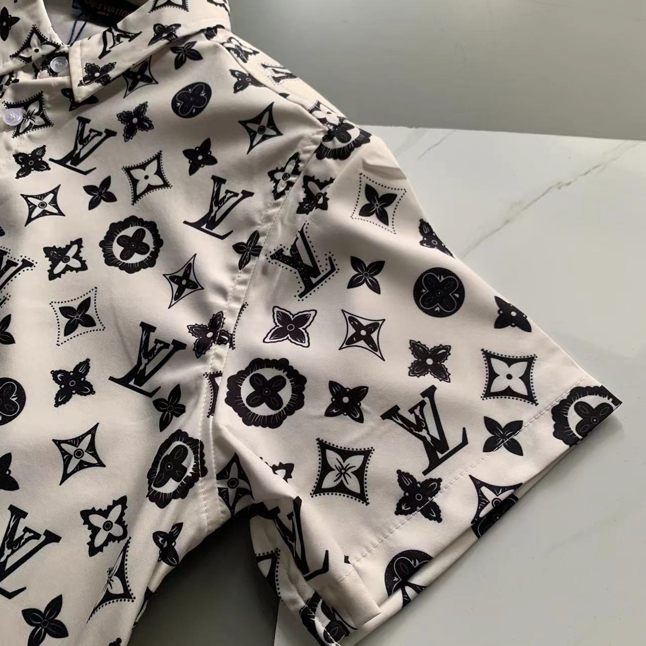 2025 夏季新款Louis 路易 印花翻领短袖衬衣套装，高端版本！定制面料 透气舒适度高 细节无可挑