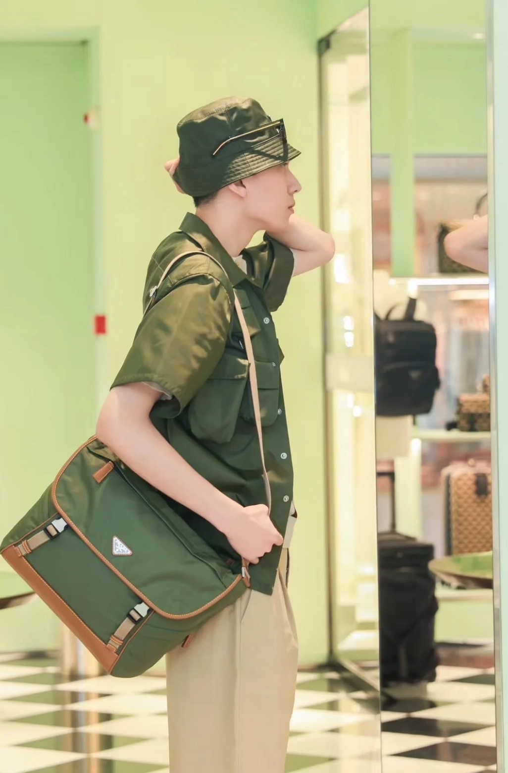 Prada Wear a messenger bag that everyone will praise