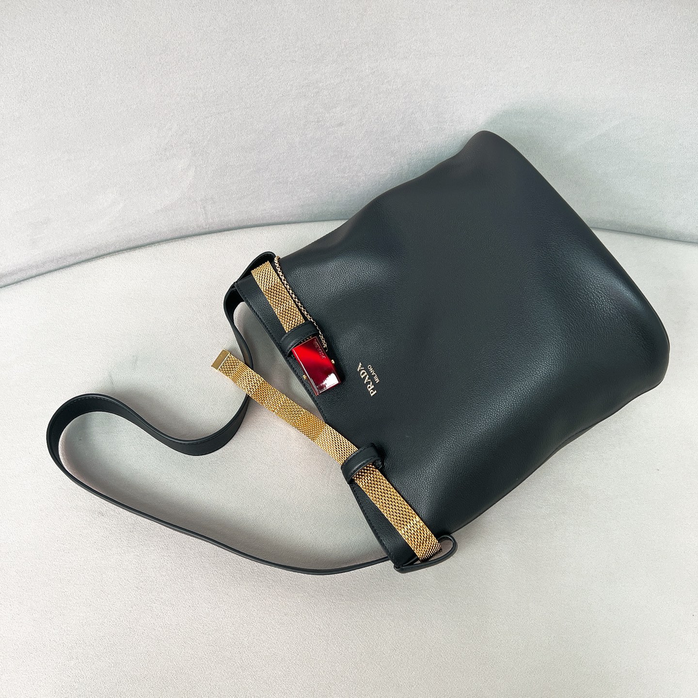 
P1050 🎉新品🎉1BE085铁琏皮带🎉🎉这款时尚水桶包廓形新意诠释 Buckle手袋，不拘一格，展露精致优雅的真谛。系带镶饰并采用金属感网眼设计，配玳瑁面板扣，为柔美设计平添现代高雅气度。又可拆卸当独当装饰腰带🎉，太完美，又是一款网红认可的爆款🎉🎉
尺寸：长26.5cm*高29cm*宽18cm
