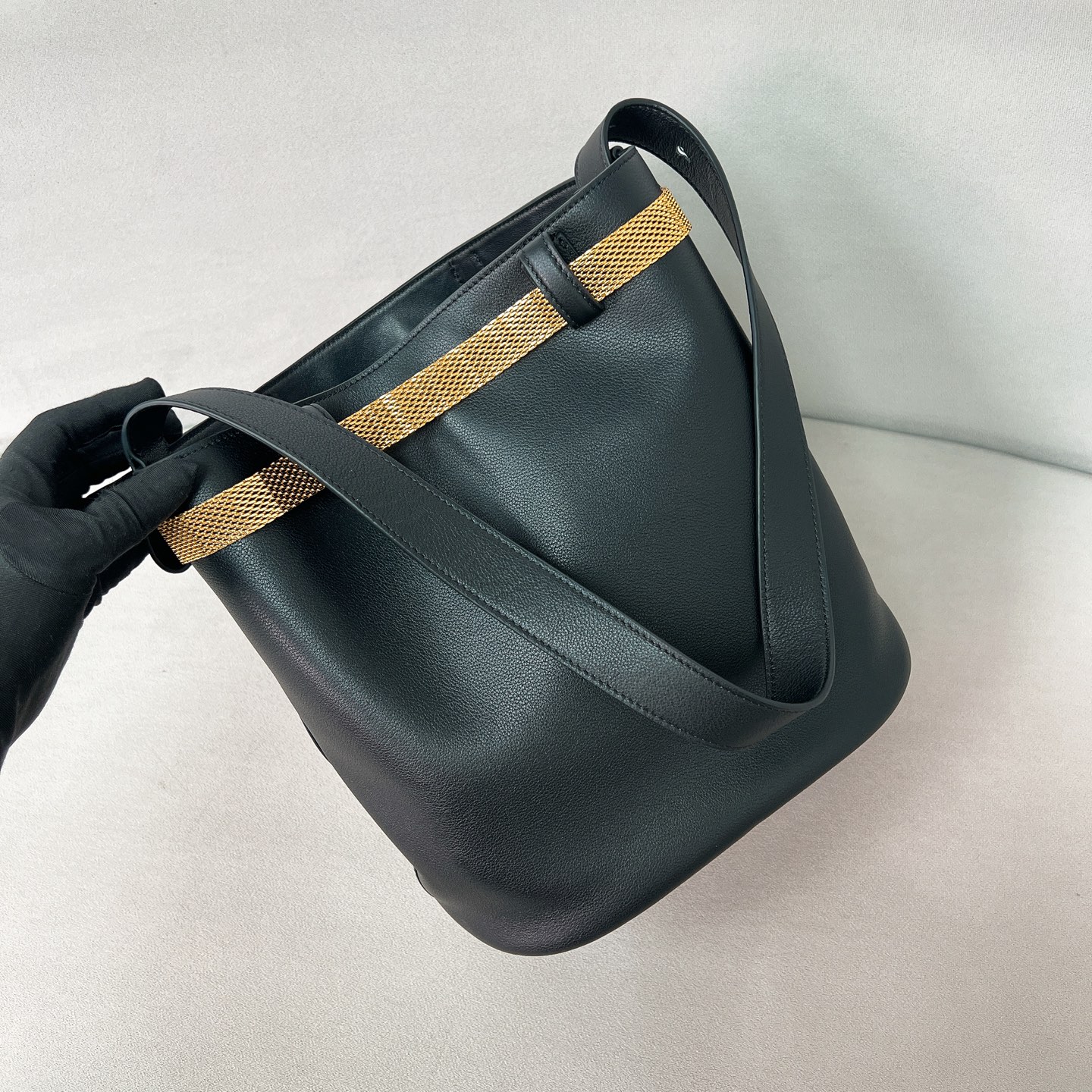 
P1050 🎉新品🎉1BE085铁琏皮带🎉🎉这款时尚水桶包廓形新意诠释 Buckle手袋，不拘一格，展露精致优雅的真谛。系带镶饰并采用金属感网眼设计，配玳瑁面板扣，为柔美设计平添现代高雅气度。又可拆卸当独当装饰腰带🎉，太完美，又是一款网红认可的爆款🎉🎉
尺寸：长26.5cm*高29cm*宽18cm