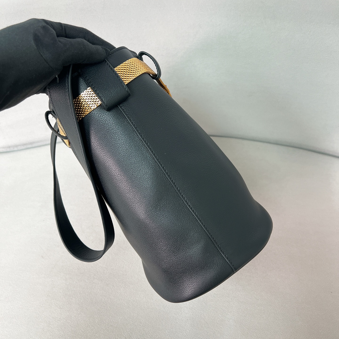 
P1050 🎉新品🎉1BE085铁琏皮带🎉🎉这款时尚水桶包廓形新意诠释 Buckle手袋，不拘一格，展露精致优雅的真谛。系带镶饰并采用金属感网眼设计，配玳瑁面板扣，为柔美设计平添现代高雅气度。又可拆卸当独当装饰腰带🎉，太完美，又是一款网红认可的爆款🎉🎉
尺寸：长26.5cm*高29cm*宽18cm
