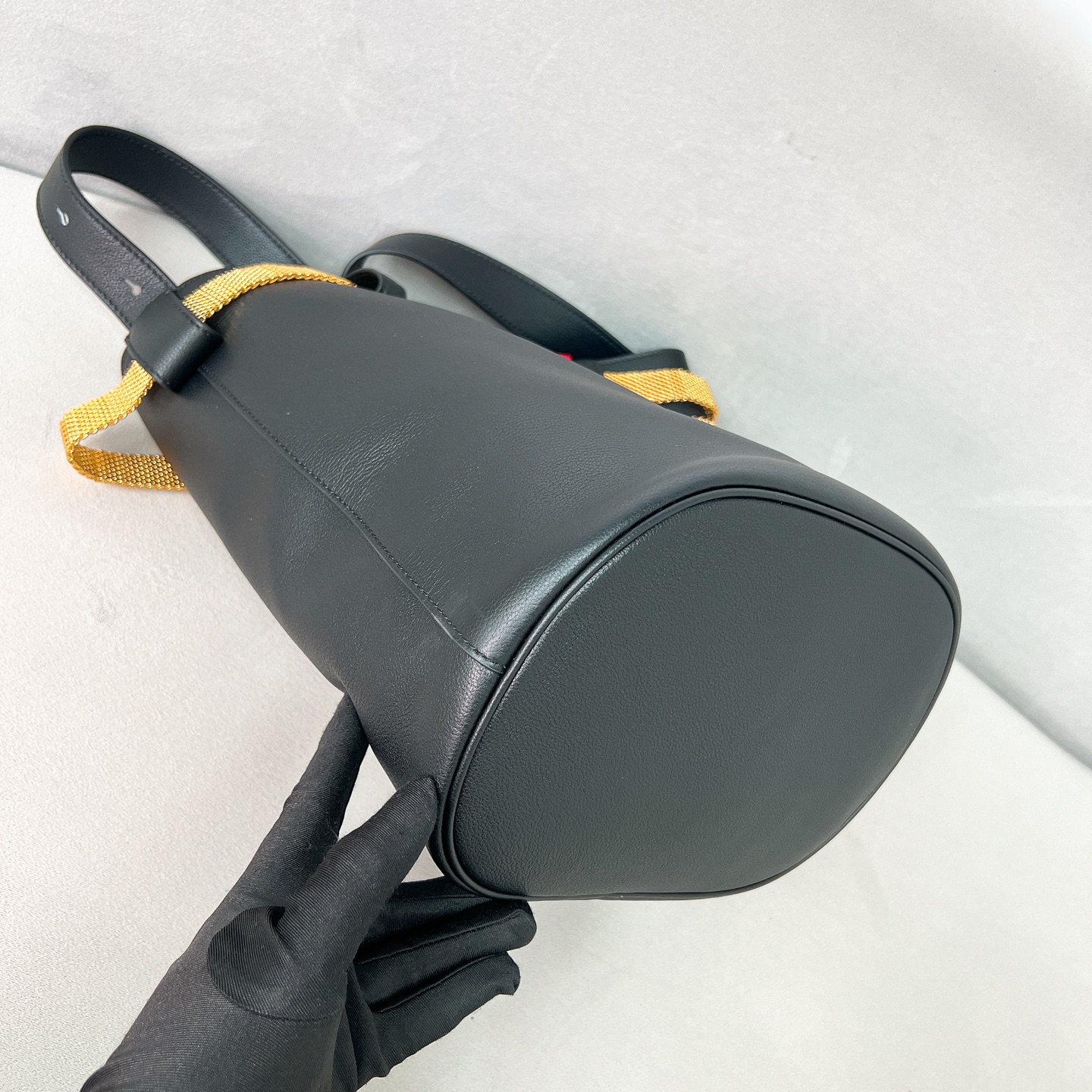 
P1050 🎉新品🎉1BE085铁琏皮带🎉🎉这款时尚水桶包廓形新意诠释 Buckle手袋，不拘一格，展露精致优雅的真谛。系带镶饰并采用金属感网眼设计，配玳瑁面板扣，为柔美设计平添现代高雅气度。又可拆卸当独当装饰腰带🎉，太完美，又是一款网红认可的爆款🎉🎉
尺寸：长26.5cm*高29cm*宽18cm