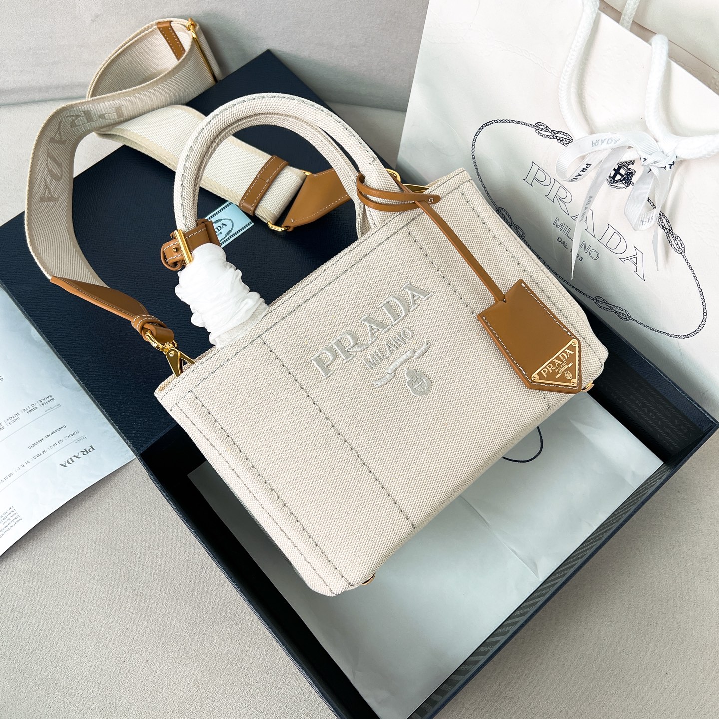 NO:338801,Genuine grade new handbag 1BA This mini handbag is inspired by the timeless elements of nautical style and reinterprets the model. It is made of striped cotton canvas, and the leather trim shows exquisite and versatile personality. The canvas handle, removable and adjustable logo printed braided decorative straps, detachable leather keychain, portable/shoulder back, large capacity space, so beautiful, it is another permanent outdated hot model worth owning. Long 22x height 15x bottom 13cm, PRADA, prada, keychain19860909正品级 新品手袋1BA 这款迷你手袋受航海风尚隽永元素启发,重新诠释典范型格.选用条纹棉质帆布制成,皮革饰边展示精致百变个性.帆布手提柄,可拆卸可调节徽标印花编织饰带肩带,可拆卸皮革钥匙扣,手提/肩背都可以,容量空间大,太美了,又是一款永久不过时爆款值得拥有 长22x高15x底13cm,PRADA,prada,keychain,Bag