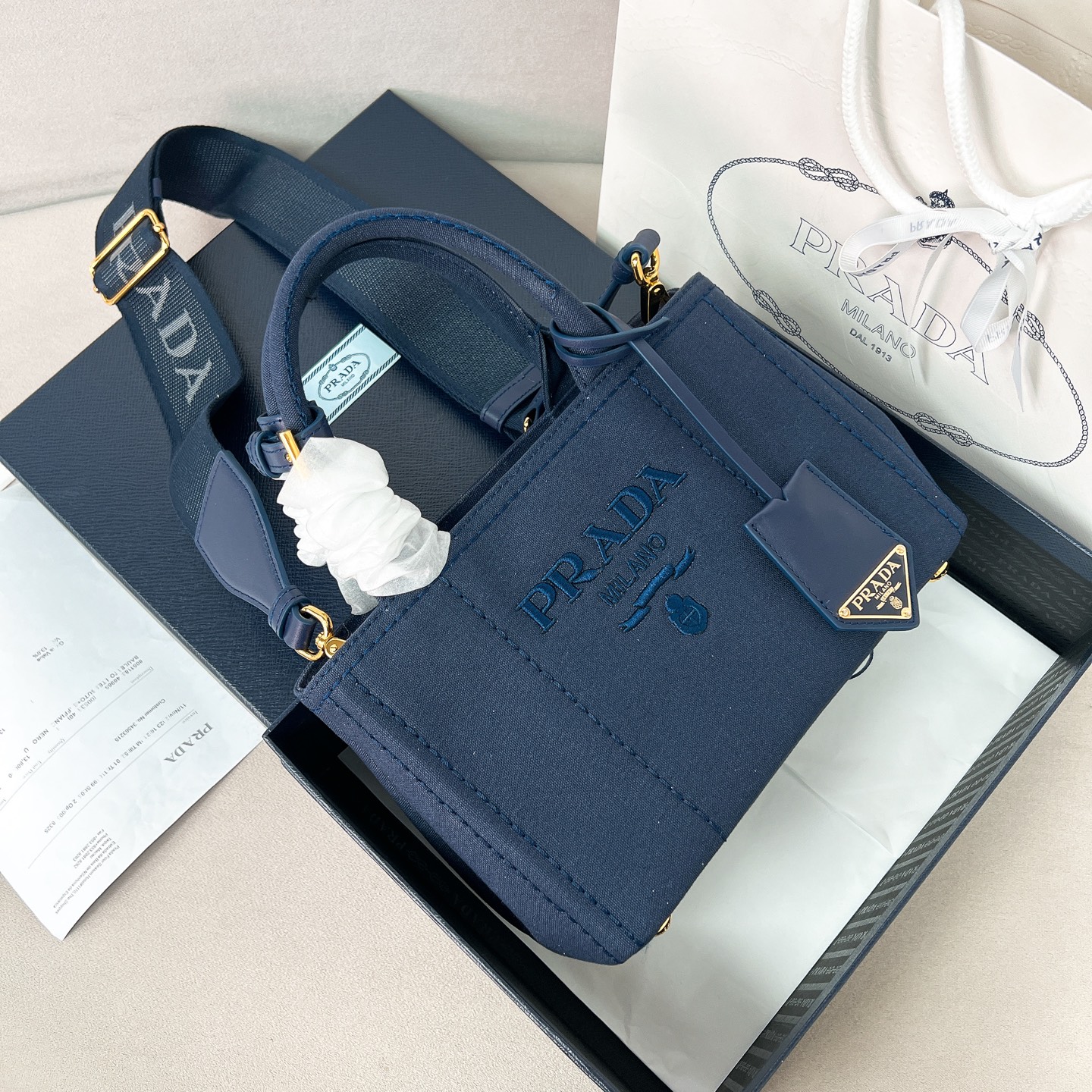 NO:338811,Genuine grade new handbag 1BA mini This mini handbag is inspired by the timeless elements of navigation style and reinterprets the model style. Made of cotton canvas, leather trim shows exquisite and versatile personality. Canvas handheld handle, removable and adjustable logo printed braided decorative straps, detachable leather keychain, portable/shoulder back, large capacity space, so beautiful, it is another permanent outdated popular model worth owning. Long 22x height 15x bottom 13cm, PRADA, prada, keychain19860909正品级 新品手袋1BA迷你 这款迷你手袋受航海风尚隽永元素启发,重新诠释典范型格.选用棉质帆布制成,皮革饰边展示精致百变个性.帆布手提柄,可拆卸可调节徽标印花编织饰带肩带,可拆卸皮革钥匙扣,手提/肩背都可以,容量空间大,太美了,又是一款永久不过时爆款值得拥有 长22x高15x底13cm,PRADA,prada,keychain,Bag