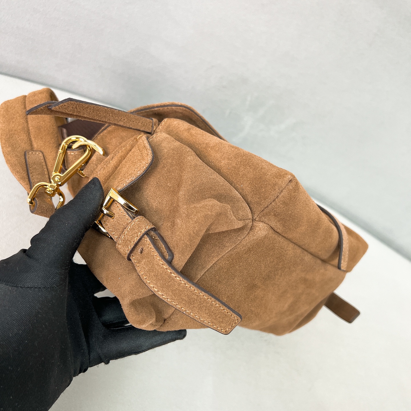 💰760✨新品首发✨2025新品爆款Explore绒面麂皮邮差包中号1BD394

超级百搭好看时髦潮人一定要买它！
不仅实用轻便又好看容量超级大
三角牌招牌+进口绒面麂皮
轻盈实用的设计结合了运动和百搭元素
配备两条可拆卸可调式织带背带
蓬松柔软的造型搭配衣服绝配啦
多口袋设计满足出游通勤的功能需求
简直是太棒了👏……
中性款男女都🉑️
Size:30*14*10cm
黑色
