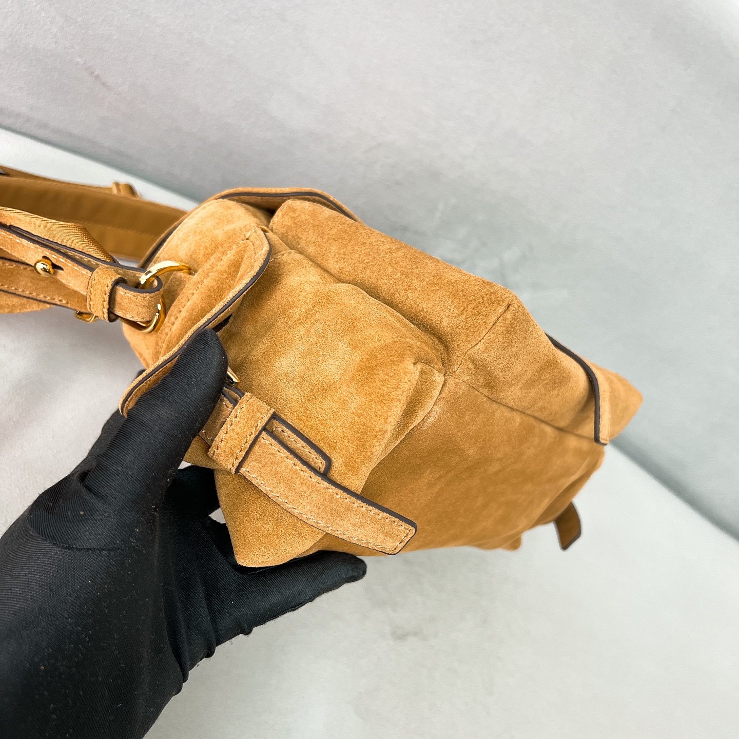 💰760✨新品首发✨2025新品爆款Explore绒面麂皮邮差包中号1BD394

超级百搭好看时髦潮人一定要买它！
不仅实用轻便又好看容量超级大
三角牌招牌+进口绒面麂皮
轻盈实用的设计结合了运动和百搭元素
配备两条可拆卸可调式织带背带
蓬松柔软的造型搭配衣服绝配啦
多口袋设计满足出游通勤的功能需求
简直是太棒了👏……
中性款男女都🉑️
Size:30*14*10cm
肉桂色
