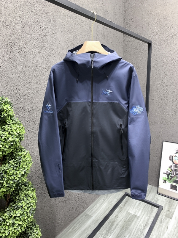 NO:538335,Mainly recommended Arcteryx Archaeoptera Bird SONGTSAM Songzan Co-branded Series 2025 Namcuo BETA SL GAMMA  From Kavagobo, the top of the snowy mountain in Meili, to Nangabawa, the eastern secret land of the Himalayas, in 2025, the destination of the Archaeopteryx will be explored locally from mountain to water to the plateau holy lake Namcuo, which is an altitude of 4,718 meters. The series is inspired by Namcuo Lake, paying tribute to the symbiotic wisdom of the thousand-year-old symbiotic wisdom of local culture - the charming transformation of the blue of lake water, nurturing a place of water and soil, and is also the local spiritual totem that has been passed down for thousands of years. The core design element is the gradient blue knot logo condensed by Namcuo Blue: the gradient blue reproduces the ever-stop charming dynamics of Namcuo, breaking through the single tone limitation with its inclusive beauty, flowing beauty, and fusion beauty. Use a series of gradient blues to convey the local cultural spirit of harmonious coexistence between man and nature;  The flowing knots connect the veins of mountains and lakes with winding lines, connecting people with lakes, people with mountains, people with people, and all things, paying tribute to the natural philosophy of 'synthetic coexistence' in the local area. Color picture Size S-2XL S bust 112 long 72 shoulder width 50 sleeve length 64.5 M bust 116 long 74 shoulder width 51 sleeve length 66 L bust 120 long 76 shoulder width 52 sleeve length 67.5 XL bust 124 long 78 shoulder width 53 sleeve length 69 2XL bust 128 long 80 shoulder width 54 sleeve length 70.5, arc'teryx,alexander wang19860909主推 Arcteryx始祖鸟SONGTSAM松赞联名系列2025纳木措BETA SL GAMMA 从梅里雪山之巅卡瓦格博,到喜马拉雅山脉的东部秘境南迦巴瓦,2025年始祖鸟将在地探索的目的地由山至水延伸至海拔4718米的高原圣湖纳木措,即将推出全新的纳木措主题系列.系列灵感源自纳木措湖,致敬在地文化传承千年的共生智慧-湖水之蓝迷人变换,养育一方水土,更是当地传承千年的精神图腾.核心设计元素为纳木措蓝凝练而成的渐变蓝色绳结标志:渐变的蓝,再现纳木措那永不停歇的迷人动态,以其包容之美、流动之美、融合之美突破单一的色调限制,用一系列渐变的蓝调,传递人与自然和谐共生的在地文化精神; 流动的绳结,以蜿蜒曲线勾连山湖脉络,将人与湖、人与山、人与人、人与万物相连,致敬在地“万物共生”的自然哲学.颜色图片色尺码S-2XL S胸围112衣长72肩宽50袖长64.5 M胸围116衣长74肩宽51袖长66 L胸围120衣长76肩宽52袖长67.5 XL胸围124衣长78肩宽53袖长69 2XL胸围128衣长80肩宽54袖长70.5,arc'teryx,alexander wang,Men's clothing