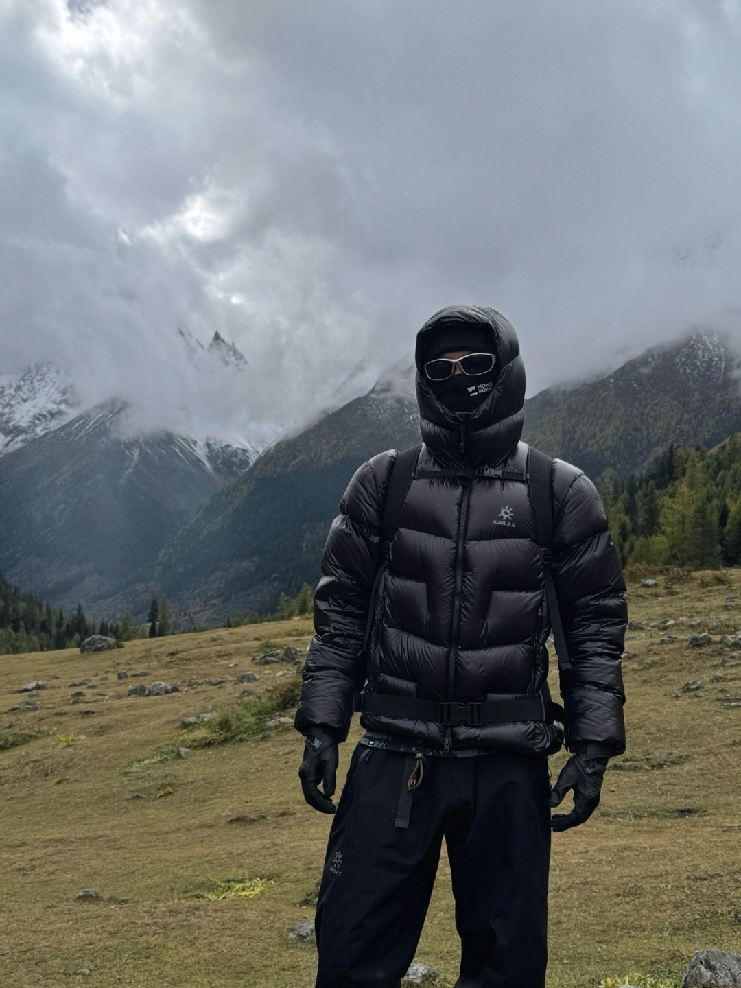 GT5000小太阳1000蓬泡芙羽绒服 原版开模 凯乐石KAILAS 5000GT 防风保暖拒水轻量易收纳高海拔徒步登山运动户外连帽羽绒服 男女同款 1000蓬松度!国标90绒支持检测!可拆不是90绒包赔 一体式立体调节风帽 轻量便捷 下摆抽绳可快速调节 便捷自收纳内侧拉链口袋提供收纳功能,打开秒回弹 布料ZERO-Gravity 超轻量科技仅三分之一A4纸厚度 透光不钻绒 充绒均匀强效锁温 轻盈灵活 25年最火羽绒服GT5000 出货! 受无数户外人追捧的高蓬松度羽绒服重磅出货!高密度防水面料,防风保暖效果好! 连帽设计,防风防雨,两侧拉链口袋实用方便 拉链全都是YKK带编码的,做工精细 三标齐全对标对版的,品质一样细节一致 颜色:天池蓝 闪电紫 苍月蓝 玉雪粉 玄幽紫 松翠绿 玄铁黑
