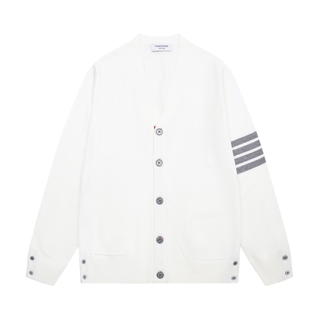 Estilo académico TB23S cárdigan de otoño e invierno de lana de Thom Browne, clásico original. Este suéter está hecho de…