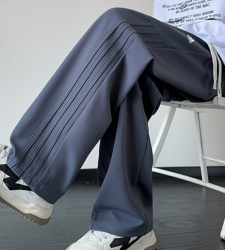 马大大上新💰135
阿迪达斯adidas2025新款高品质加绒季休闲裤设计感运动裤
经典而又百搭，面料舒适而又有型，男女同款，直筒裤长裤裤卫裤万年经典的四季百搭裤，这款水洗拼接高调潮流，拉长身材比例，显腿长！随意搭配高帮低帮运动鞋都超帅，上身效果超赞！追求品质的潮男潮女必入，千万不要错过，超有质感，潮感爆表必须安排上～走线整齐！版型超正！🌸男女同款~
颜色：黑色 藏青色
尺码:M-4XL详情看图9


























