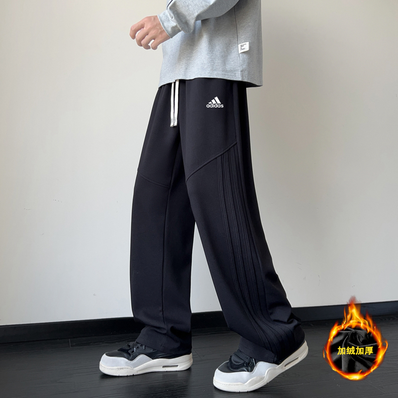 马大大上新💰135
阿迪达斯adidas2025新款高品质加绒季休闲裤设计感运动裤
经典而又百搭，面料舒适而又有型，男女同款，直筒裤长裤裤卫裤万年经典的四季百搭裤，这款水洗拼接高调潮流，拉长身材比例，显腿长！随意搭配高帮低帮运动鞋都超帅，上身效果超赞！追求品质的潮男潮女必入，千万不要错过，超有质感，潮感爆表必须安排上～走线整齐！版型超正！🌸男女同款~
颜色：黑色 藏青色
尺码:M-4XL详情看图9


























