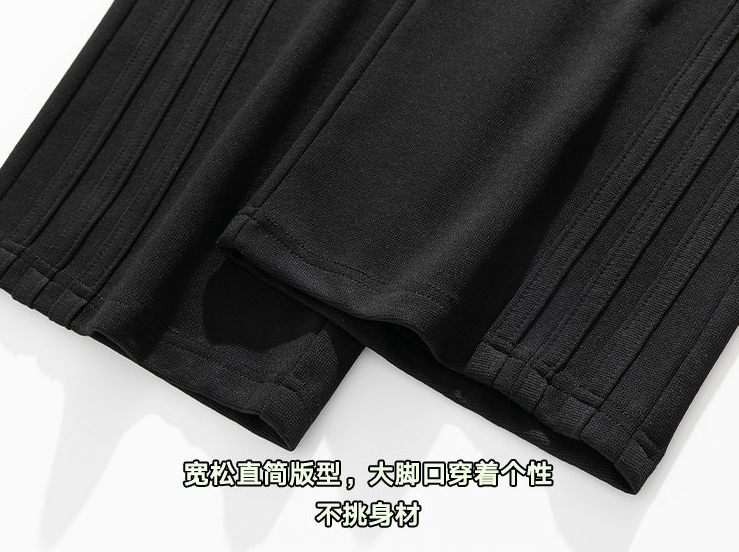 马大大上新💰135
阿迪达斯adidas2025新款高品质加绒季休闲裤设计感运动裤
经典而又百搭，面料舒适而又有型，男女同款，直筒裤长裤裤卫裤万年经典的四季百搭裤，这款水洗拼接高调潮流，拉长身材比例，显腿长！随意搭配高帮低帮运动鞋都超帅，上身效果超赞！追求品质的潮男潮女必入，千万不要错过，超有质感，潮感爆表必须安排上～走线整齐！版型超正！🌸男女同款~
颜色：黑色 藏青色
尺码:M-4XL详情看图9


























