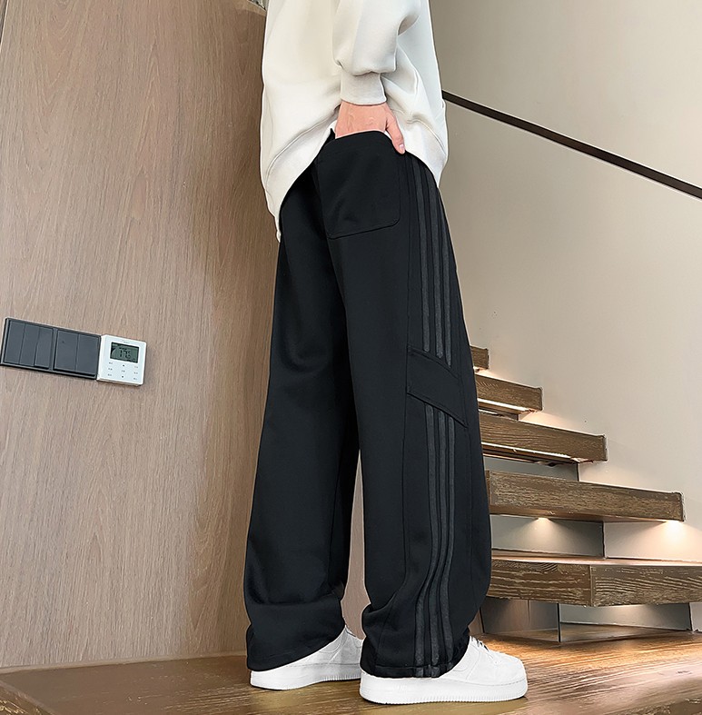 马大大上新💰135
阿迪达斯adidas2025新款高品质季休闲裤设计感运动裤
经典而又百搭，面料舒适而又有型，男女同款，直筒裤长裤裤卫裤万年经典的四季百搭裤，这款水洗拼接高调潮流，拉长身材比例，显腿长！随意搭配高帮低帮运动鞋都超帅，上身效果超赞！追求品质的潮男潮女必入，千万不要错过，超有质感，潮感爆表必须安排上～走线整齐！版型超正！🌸男女同款~
颜色：黑色 灰色
尺码:M-4XL详情看图9


























