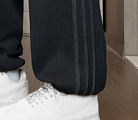 马大大上新💰135
阿迪达斯adidas2025新款高品质季休闲裤设计感运动裤
经典而又百搭，面料舒适而又有型，男女同款，直筒裤长裤裤卫裤万年经典的四季百搭裤，这款水洗拼接高调潮流，拉长身材比例，显腿长！随意搭配高帮低帮运动鞋都超帅，上身效果超赞！追求品质的潮男潮女必入，千万不要错过，超有质感，潮感爆表必须安排上～走线整齐！版型超正！🌸男女同款~
颜色：黑色 灰色
尺码:M-4XL详情看图9


























