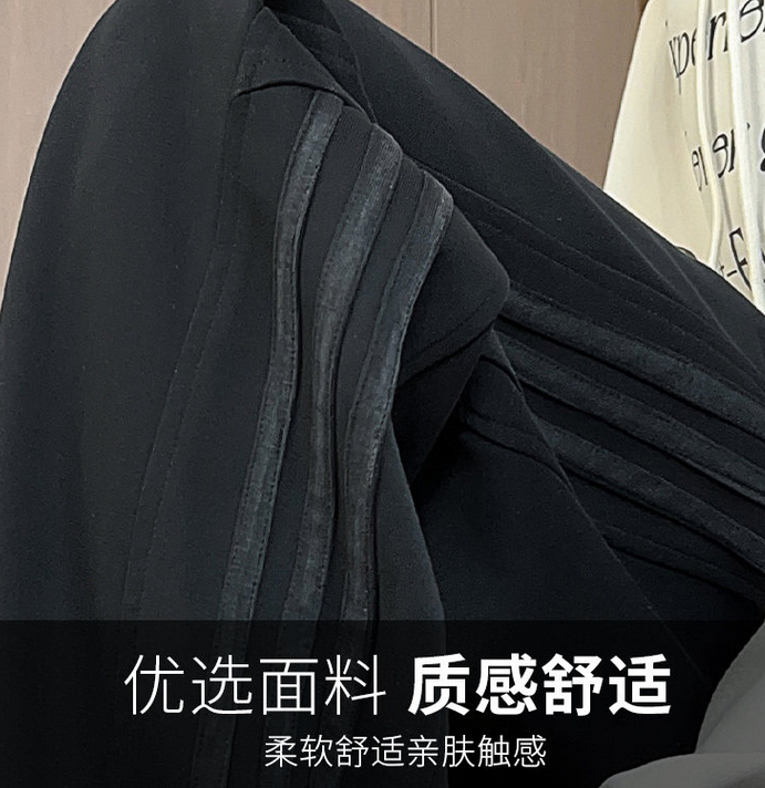 马大大上新💰135
阿迪达斯adidas2025新款高品质季休闲裤设计感运动裤
经典而又百搭，面料舒适而又有型，男女同款，直筒裤长裤裤卫裤万年经典的四季百搭裤，这款水洗拼接高调潮流，拉长身材比例，显腿长！随意搭配高帮低帮运动鞋都超帅，上身效果超赞！追求品质的潮男潮女必入，千万不要错过，超有质感，潮感爆表必须安排上～走线整齐！版型超正！🌸男女同款~
颜色：黑色 灰色
尺码:M-4XL详情看图9


























