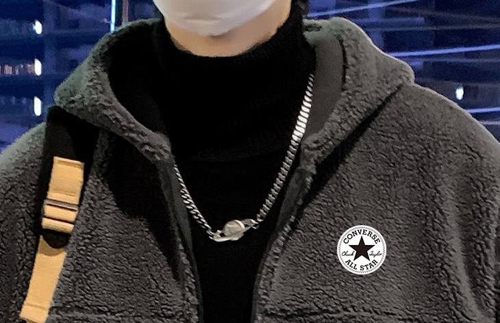 上新💰165
 Converse/匡威 ③色双面百搭撞色连帽羊羔毛外套  今年受众面最广的外套 小清新③色色调 真的太耐看了 强烈推荐  撞色拼接设计 超级好看 上身效果非常有型 搭配任意上衣和裤型都很好看 男生女生都可以无压力上身 冬天必备神器
颜色:黑色 米白色 深灰色
尺码:M-5XL
     