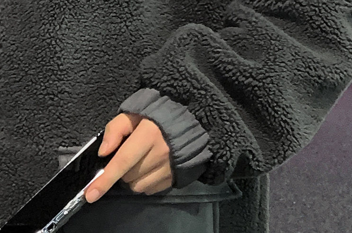 上新💰165
 Converse/匡威 ③色双面百搭撞色连帽羊羔毛外套  今年受众面最广的外套 小清新③色色调 真的太耐看了 强烈推荐  撞色拼接设计 超级好看 上身效果非常有型 搭配任意上衣和裤型都很好看 男生女生都可以无压力上身 冬天必备神器
颜色:黑色 米白色 深灰色
尺码:M-5XL
     