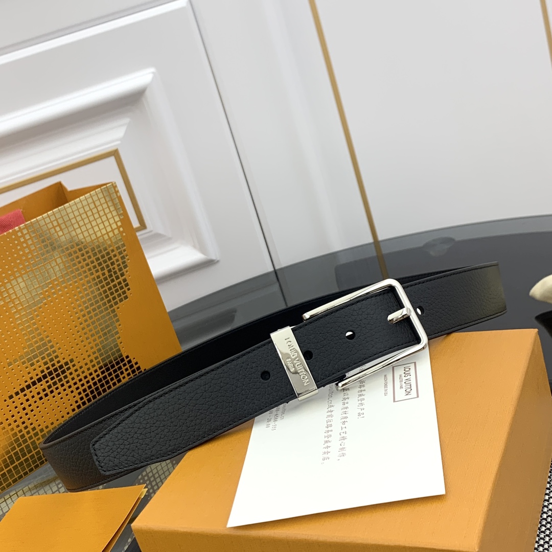 NO:763765,This Taurillon belt is designed with LV logo metal ring, suitable for calm and low-key men. Classic design, available in black and maroon, width 3.5cm, belt, louis vuitton19860909这款Taurillon 腰带采用LV logo金属环设计,适合沉稳低调的男士使用.经典设计,有黑色和枣红色可选 宽度 3.5cm,皮带,louis vuitton,Belt