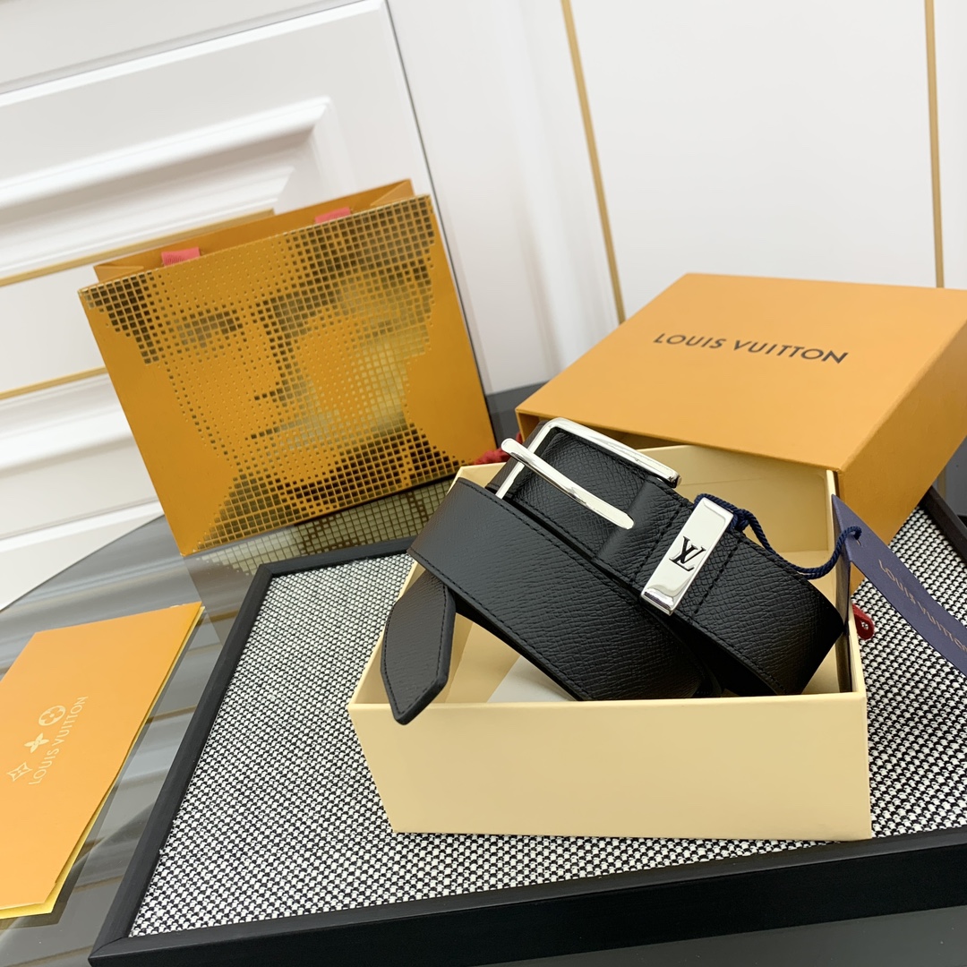 NO:763771,Model M8201 This Taurillon belt is designed with LV logo metal ring, suitable for calm and low-key men. Classic design, available in black and maroon. Width 3.5cm, belt, louis vuitton19860909M8201 款 这款Taurillon 腰带采用LV logo金属环设计,适合沉稳低调的男士使用.经典设计,有黑色和枣红色可选.宽度3.5cm,皮带,louis vuitton,Belt