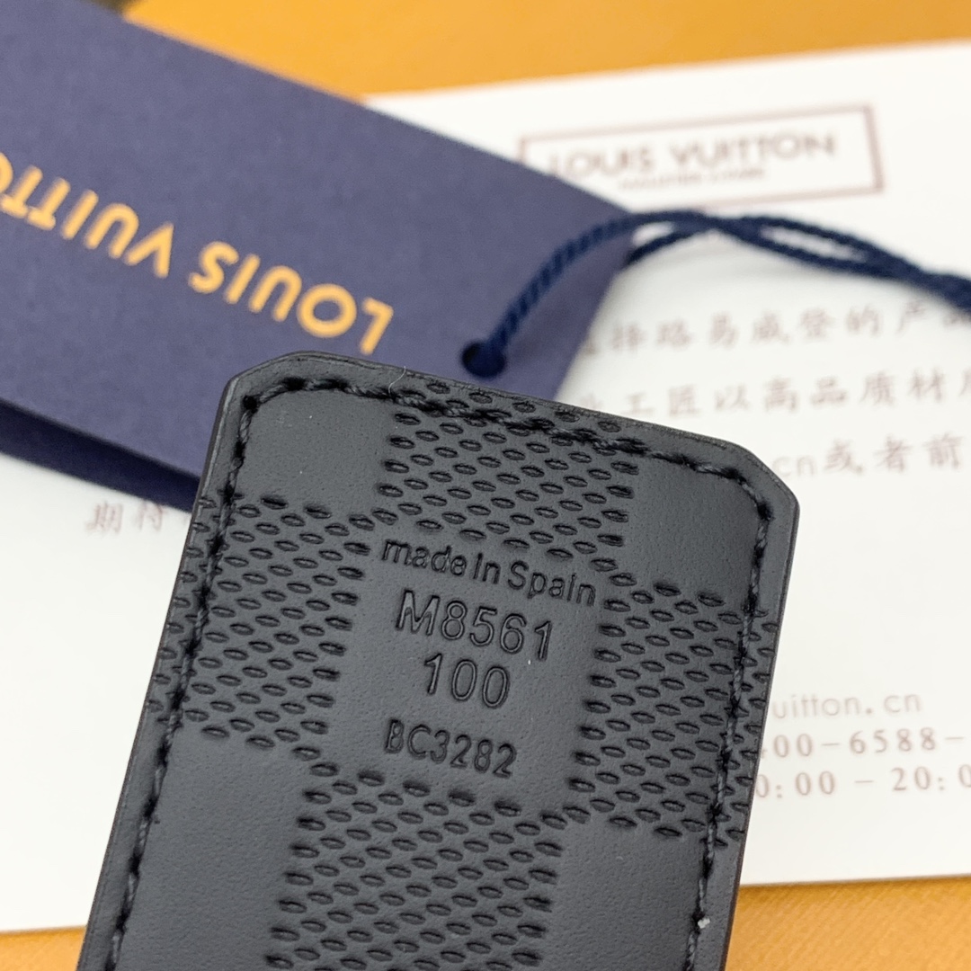  驴牌👀男士新款腰帶
寬度4cm 訂製帆布面料飾有全新的圖案效果(颜色纯正) 衬托進口小牛皮配色底 搭配