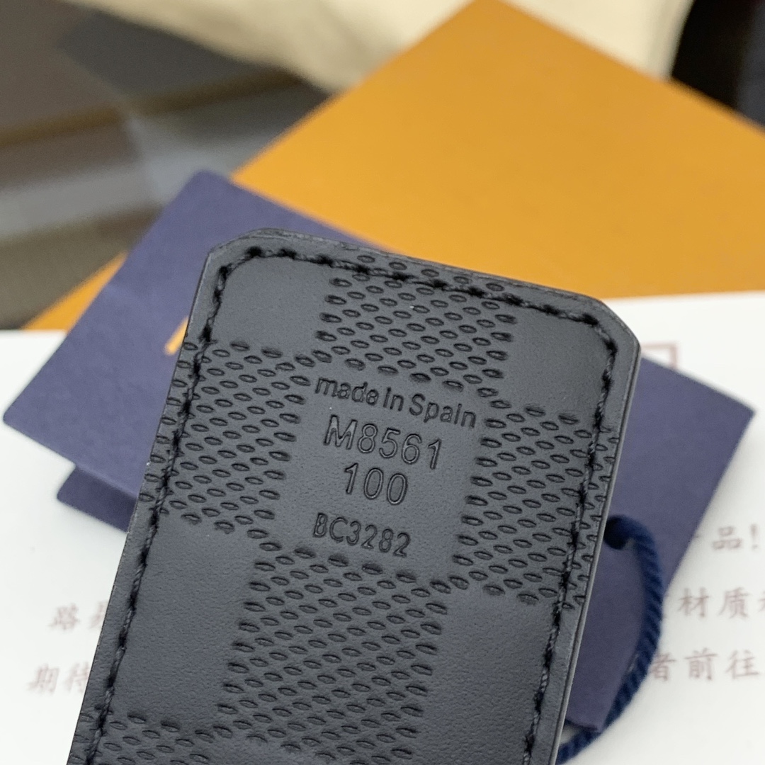  驴牌👀男士新款腰帶
寬度4cm 訂製帆布面料飾有全新的圖案效果(颜色纯正) 衬托進口小牛皮配色底 搭配