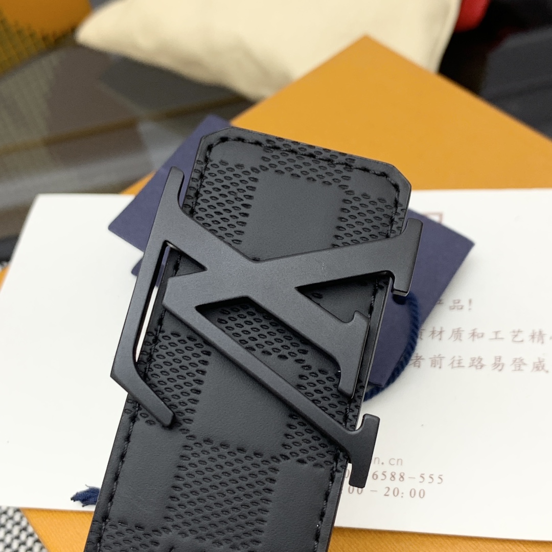  驴牌👀男士新款腰帶
寬度4cm 訂製帆布面料飾有全新的圖案效果(颜色纯正) 衬托進口小牛皮配色底 搭配