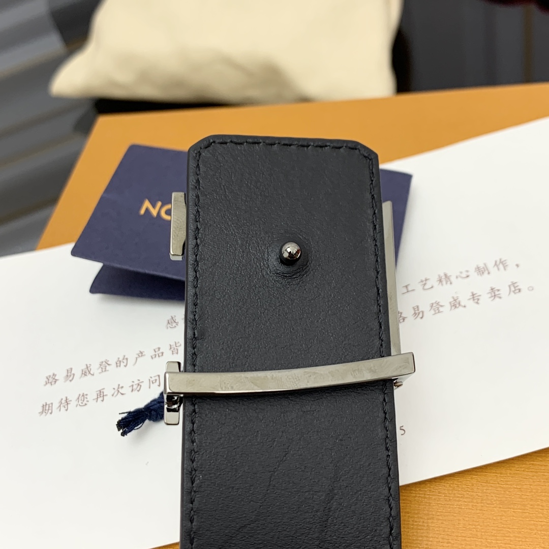  上新～🤩驴家法国🇫🇷原厂皮料 压花 搭配意大利🇮🇹进口原厂小牛皮底 尺寸4.0cm 精品五金进口炉内五