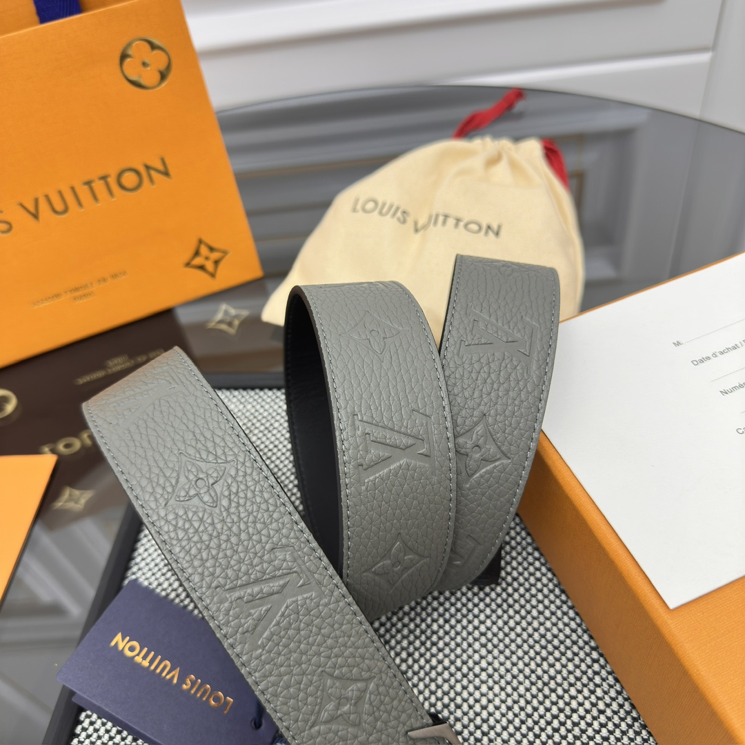 Louis Vuitton LV 双面腰带 荔枝压纹牛皮呈现在腰带之中 衬托柔软 小牛皮 搭配 的精品铜扣 让整体显得更加立体有层次感