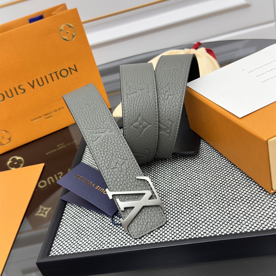 Louis Vuitton LV 双面腰带 荔枝压纹牛皮呈现在腰带之中 衬托柔软 小牛皮 搭配 的精品铜扣 让整体显得更加立体有层次感