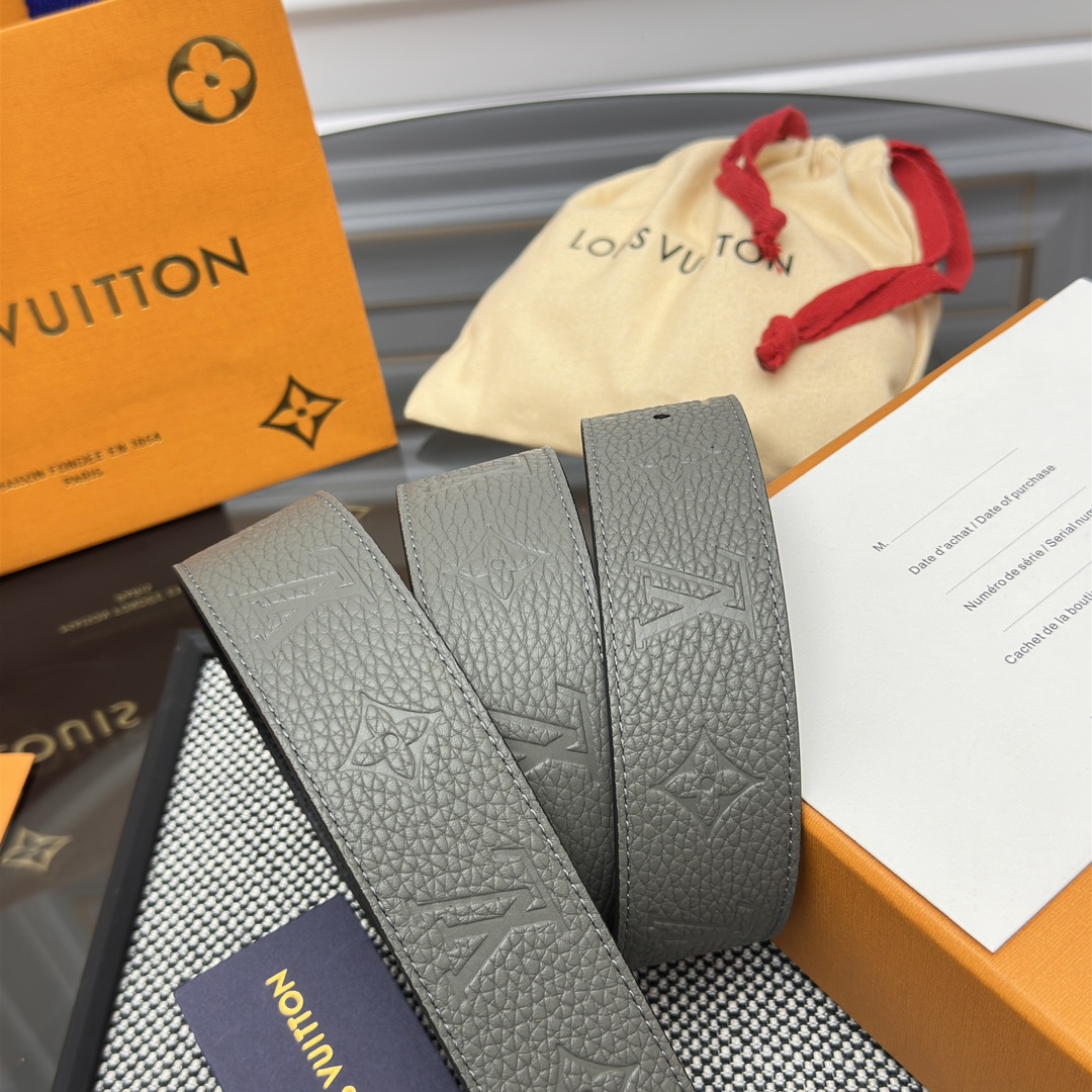 Louis Vuitton LV 双面腰带 荔枝压纹牛皮呈现在腰带之中 衬托柔软 小牛皮 搭配 的精品铜扣 让整体显得更加立体有层次感