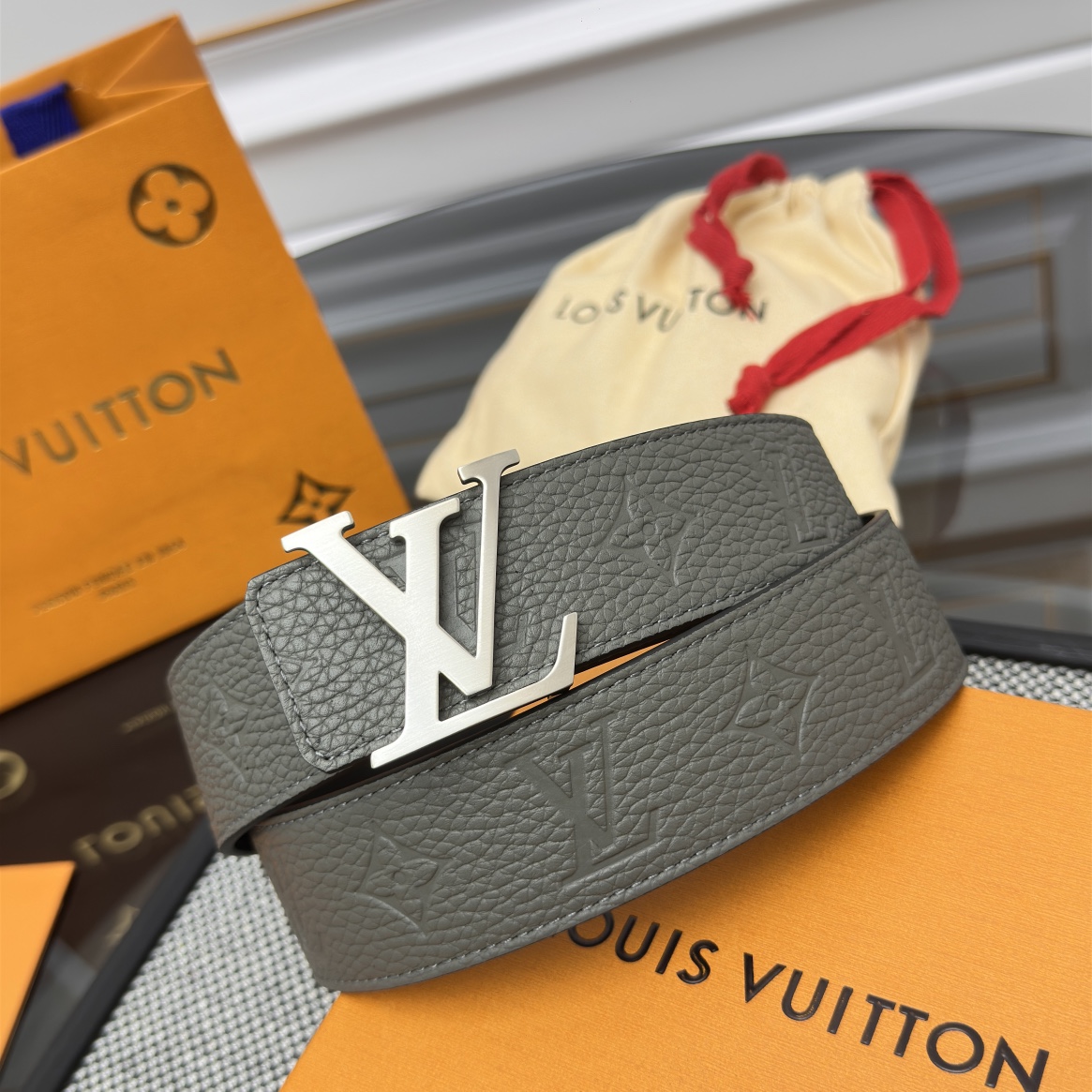 Louis Vuitton LV 双面腰带 荔枝压纹牛皮呈现在腰带之中 衬托柔软 小牛皮 搭配 的精品铜扣 让整体显得更加立体有层次感