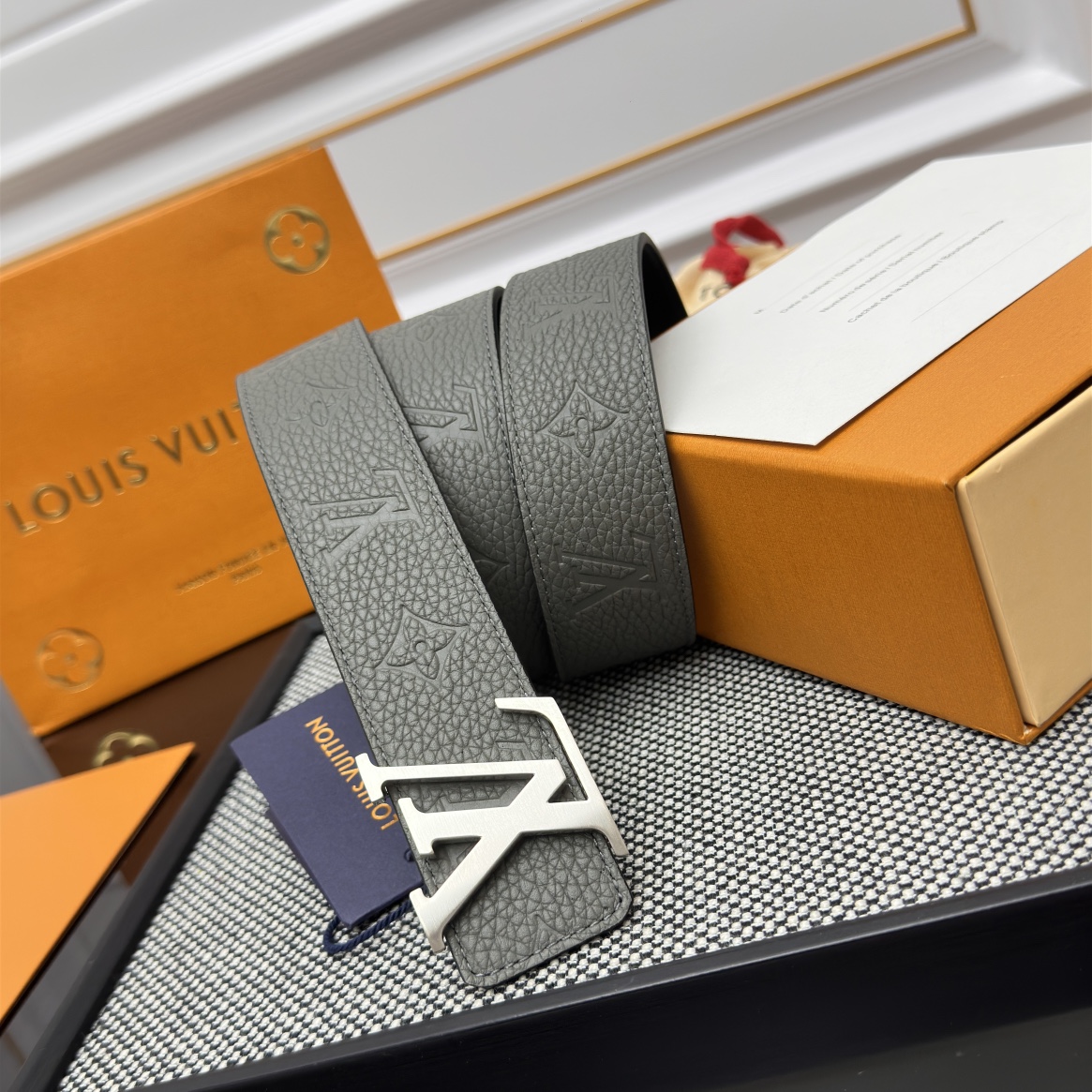 Louis Vuitton LV 双面腰带 荔枝压纹牛皮呈现在腰带之中 衬托柔软 小牛皮 搭配 的精品铜扣 让整体显得更加立体有层次感
