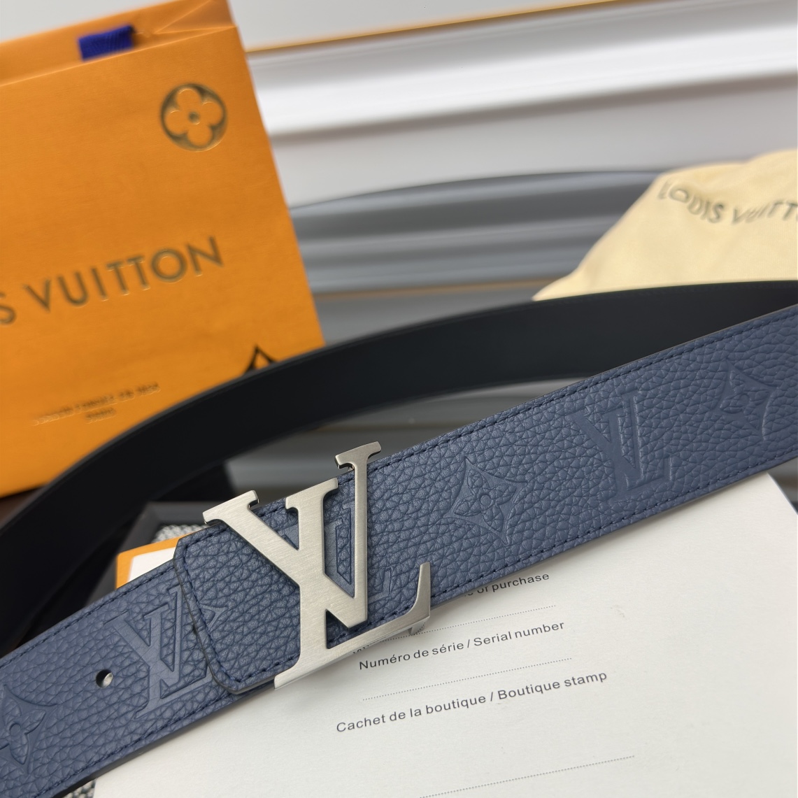 Louis Vuitton LV 双面腰带 荔枝压纹牛皮呈现在腰带之中 衬托柔软 小牛皮 搭配 的精品铜扣 让整体显得更加立体有层次感