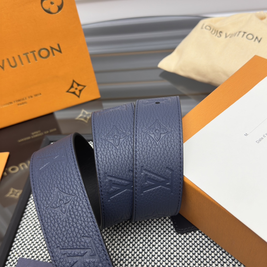 Louis Vuitton LV 双面腰带 荔枝压纹牛皮呈现在腰带之中 衬托柔软 小牛皮 搭配 的精品铜扣 让整体显得更加立体有层次感